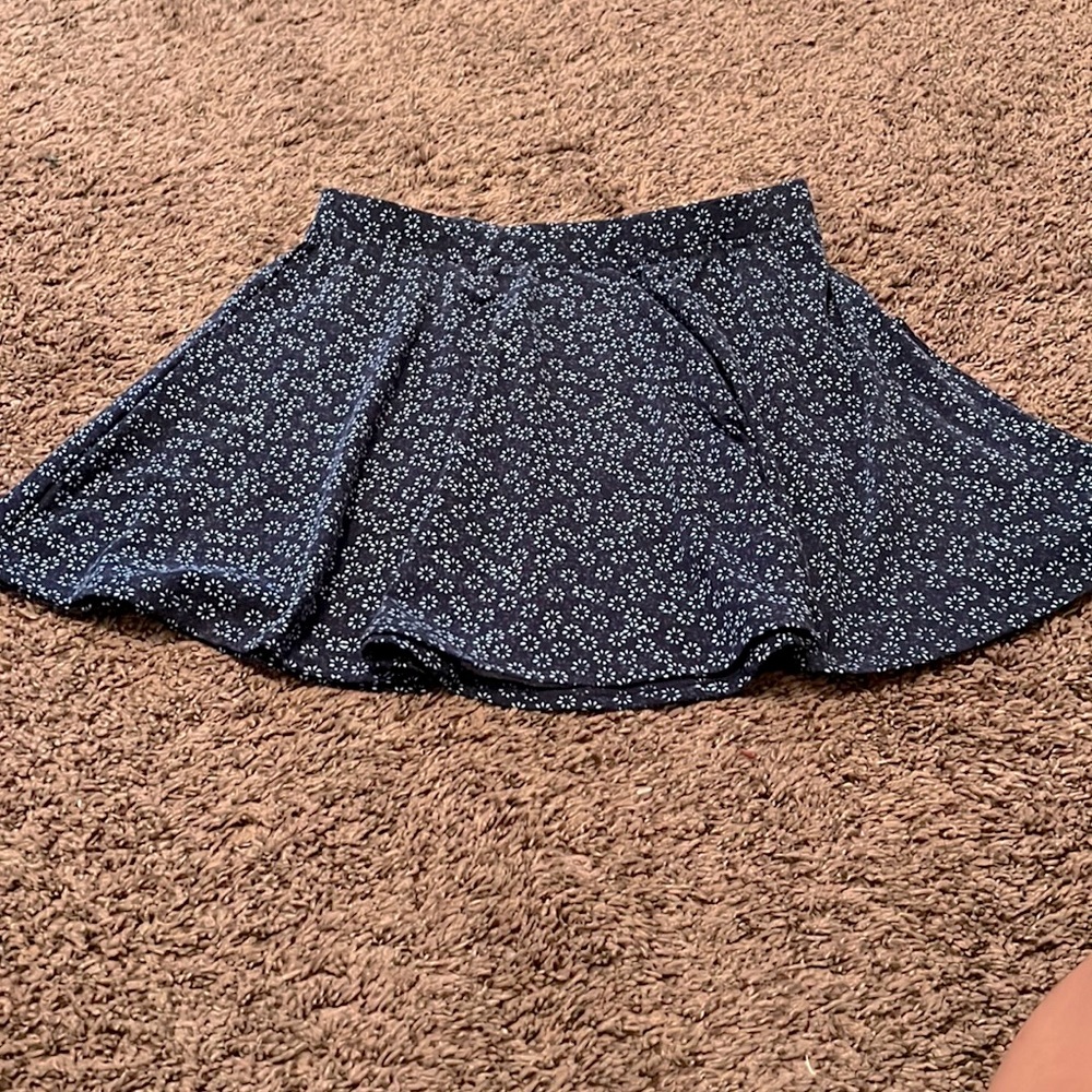 Super cute blue floral print skirt! in great condition! 💙💙